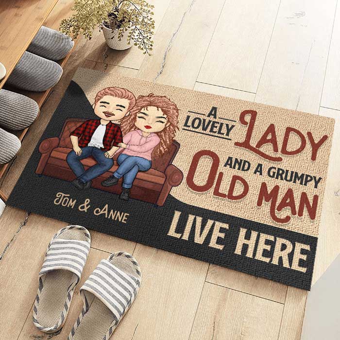 Une charmante dame et un vieil homme grincheux - Tapis décoratif personnalisé - Cadeaux d'anniversaire, cadeau pour couples, mari et femme