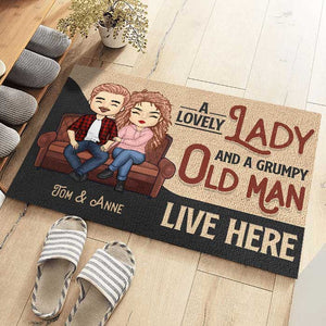 Une charmante dame et un vieil homme grincheux - Tapis décoratif personnalisé - Cadeaux d'anniversaire, cadeau pour couples, mari et femme