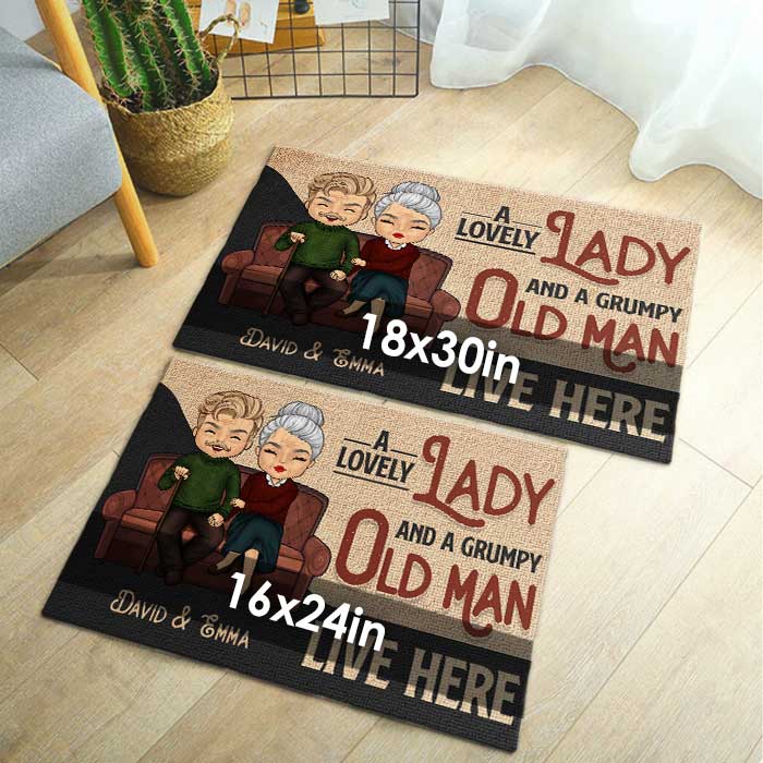 Une charmante dame et un vieil homme grincheux - Tapis décoratif personnalisé - Cadeaux d'anniversaire, cadeau pour couples, mari et femme