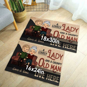 Une charmante dame et un vieil homme grincheux - Tapis décoratif personnalisé - Cadeaux d'anniversaire, cadeau pour couples, mari et femme