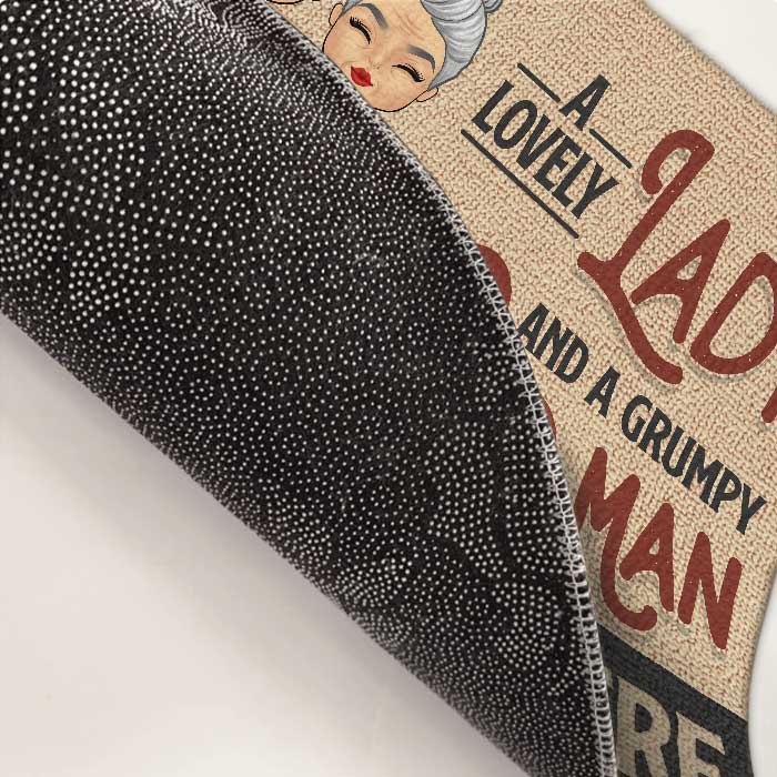 Une charmante dame et un vieil homme grincheux - Tapis décoratif personnalisé - Cadeaux d'anniversaire, cadeau pour couples, mari et femme
