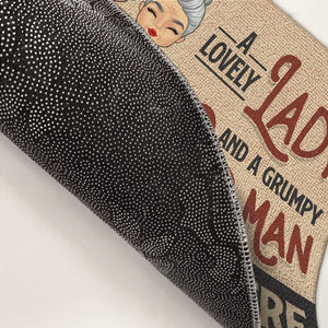 Une charmante dame et un vieil homme grincheux - Tapis décoratif personnalisé - Cadeaux d'anniversaire, cadeau pour couples, mari et femme