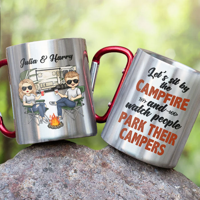 Asseyons-nous près du feu de camp - Mug de camping personnalisé avec mousqueton - Cadeau pour les amateurs de camping