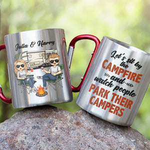 Asseyons-nous près du feu de camp - Mug de camping personnalisé avec mousqueton - Cadeau pour les amateurs de camping