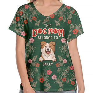 Cette maman chien appartient à - T-shirt col V personnalisé - Cadeau pour les amoureux des animaux