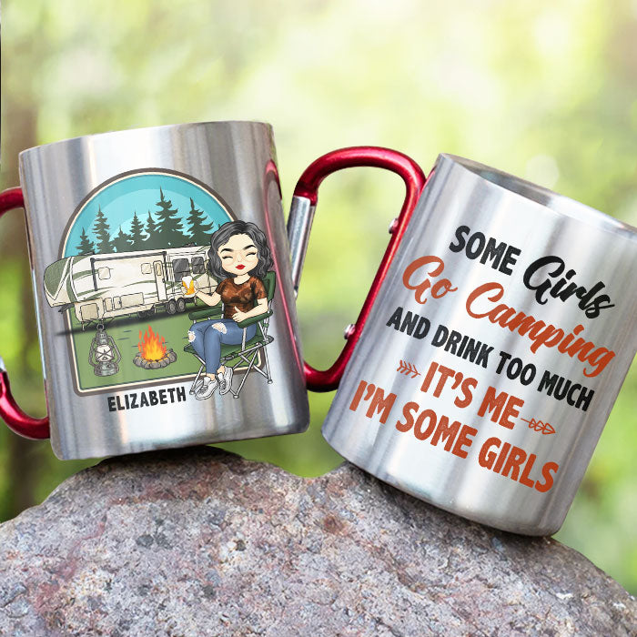 Certaines filles font du camping et boivent trop – Mug de camping personnalisé avec mousqueton – Cadeau pour les amateurs de camping