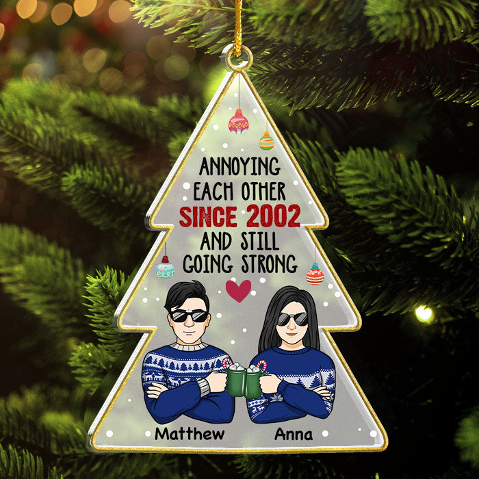 S'agacer les uns les autres et continuer à être forts - Décoration de Noël personnalisée en acrylique en forme de sapin de Noël - Cadeau pour couple, mari et femme, anniversaire, fiançailles, mariage, cadeau de mariage, cadeau de Noël