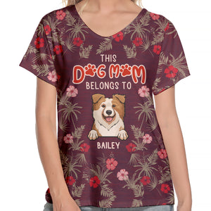 Cette maman chien appartient à - T-shirt col V personnalisé - Cadeau pour les amoureux des animaux