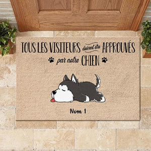 Tous les visiteurs doivent être approuvés par notre chien French - Funny Personalized Dog Decorative Mat.