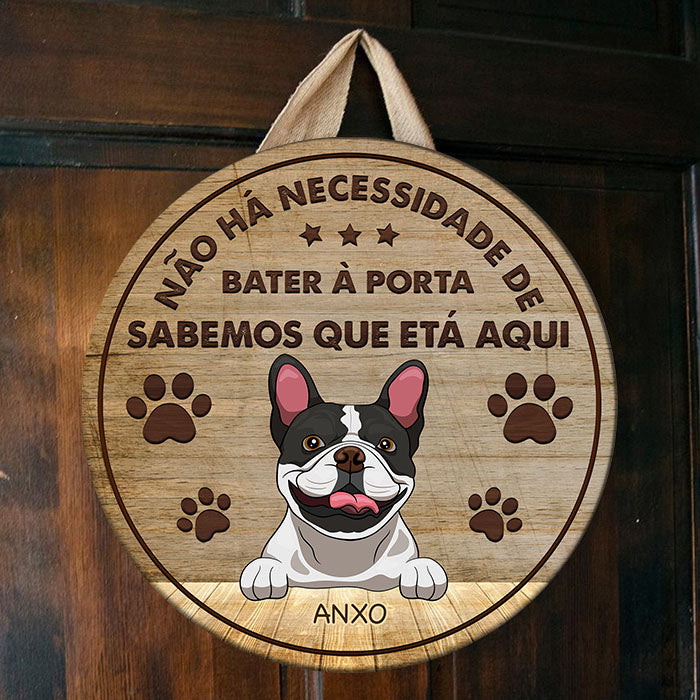 O Cão Sabe Que Estás Aqui - Sinal Da Porta Do Cão Personalizado E Engraçado, Funny Personalized Dog Door Sign Portuguese.