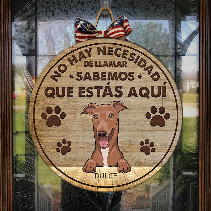 El Perro Sabe Que Estás Aquí - Letrero De Puerta De Perro Personalizado Y Divertido, Funny Personalized Dog Door Sign Spanish.