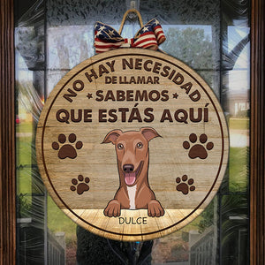 El Perro Sabe Que Estás Aquí - Letrero De Puerta De Perro Personalizado Y Divertido, Funny Personalized Dog Door Sign Spanish.