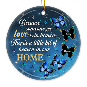 Parce que quelqu'un que nous aimons est au paradis, il y a un petit coin de paradis dans notre maison - Ornement personnalisé commémoratif - Forme ronde en céramique - Cadeau de condoléances, cadeau de Noël pour la famille