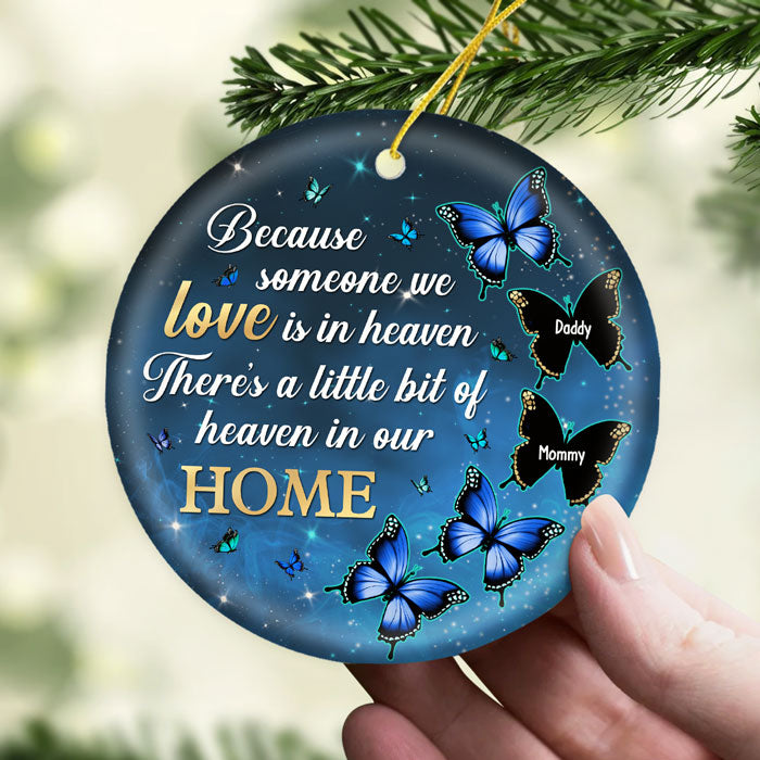 Parce que quelqu'un que nous aimons est au paradis, il y a un petit coin de paradis dans notre maison - Ornement personnalisé commémoratif - Forme ronde en céramique - Cadeau de condoléances, cadeau de Noël pour la famille