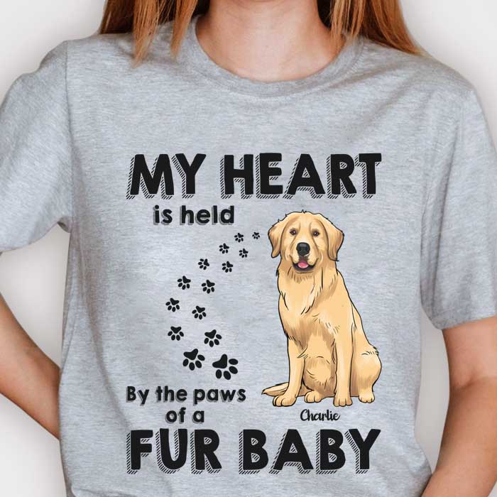 Mon cœur est tenu par les pattes d'un bébé en fourrure - Cadeau pour les amoureux des chiens, T-shirt unisexe personnalisé, sweat à capuche