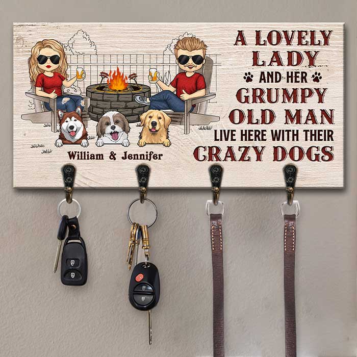 Une charmante dame et son vieil homme grincheux vivent ici avec leurs chiens fous - Porte-clés personnalisé, porte-clés - Cadeau pour couples, mari et femme