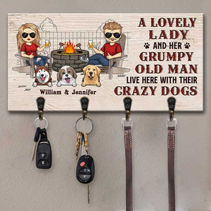 Une charmante dame et son vieil homme grincheux vivent ici avec leurs chiens fous - Porte-clés personnalisé, porte-clés - Cadeau pour couples, mari et femme