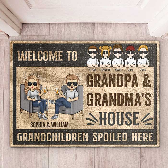Bienvenue chez nous, petits-enfants gâtés ici - Cadeau pour couples, mari et femme, tapis décoratif personnalisé