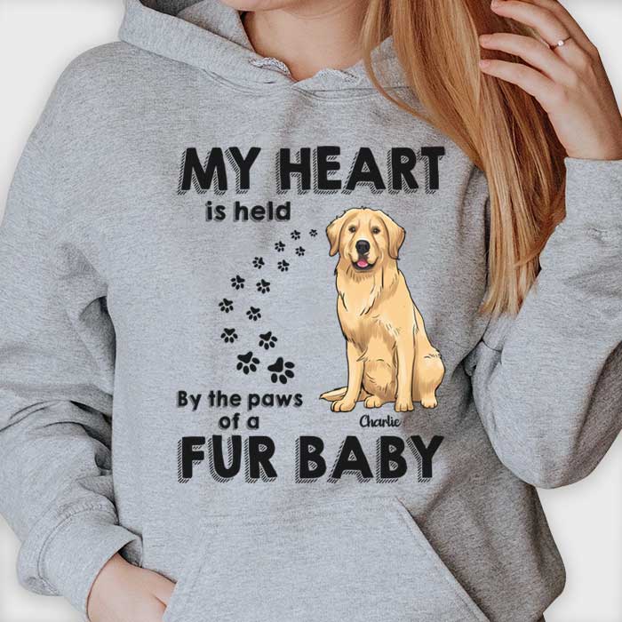 Mon cœur est tenu par les pattes d'un bébé en fourrure - Cadeau pour les amoureux des chiens, T-shirt unisexe personnalisé, sweat à capuche