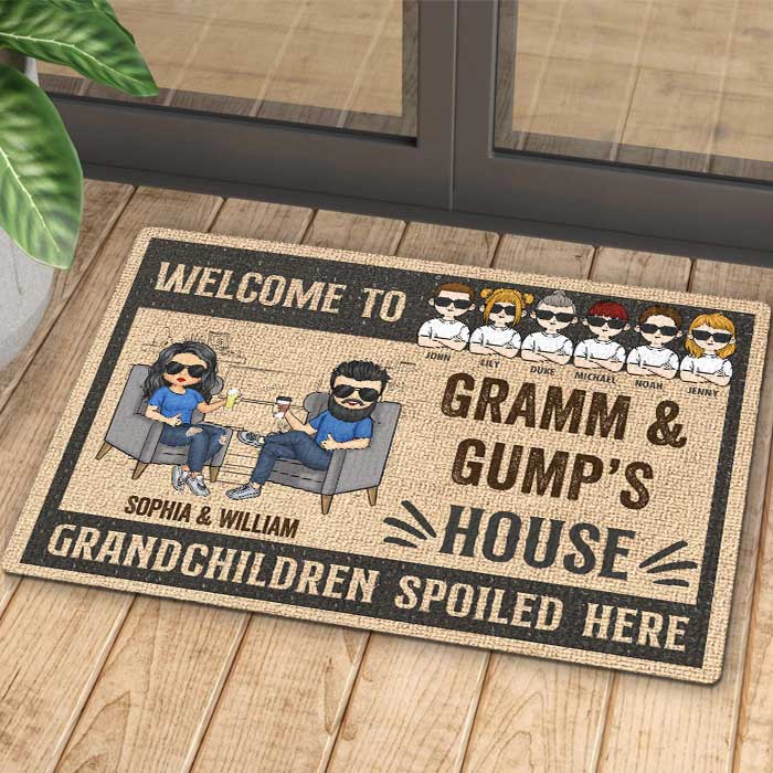 Bienvenue chez nous, petits-enfants gâtés ici - Cadeau pour couples, mari et femme, tapis décoratif personnalisé