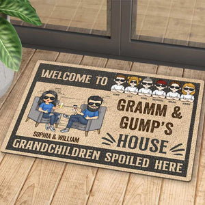 Bienvenue chez nous, petits-enfants gâtés ici - Cadeau pour couples, mari et femme, tapis décoratif personnalisé