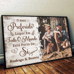 O Meu Lugar Preferido Está Perto De Si - Carregar Imagem, Presente Para Casais, Marido E Sposa - Personalized Horizontal Poster Portuguese.