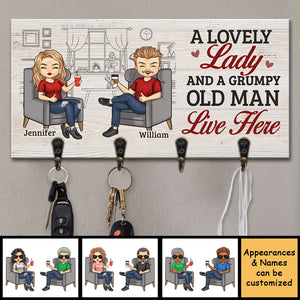 Une charmante dame et un vieil homme grincheux vivent ici - Porte-clés personnalisé, porte-clés - Cadeaux d'anniversaire, cadeau pour couples, mari et femme