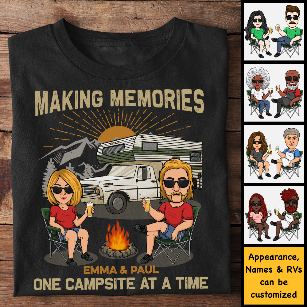 Créer des souvenirs un camping à la fois - T-shirt unisexe personnalisé, sweat à capuche, sweat-shirt - Cadeau pour couple, mari, femme, anniversaire, fiançailles, mariage, mariage, cadeau de camping