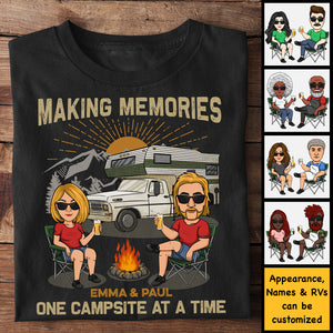 Créer des souvenirs un camping à la fois - T-shirt unisexe personnalisé, sweat à capuche, sweat-shirt - Cadeau pour couple, mari, femme, anniversaire, fiançailles, mariage, mariage, cadeau de camping