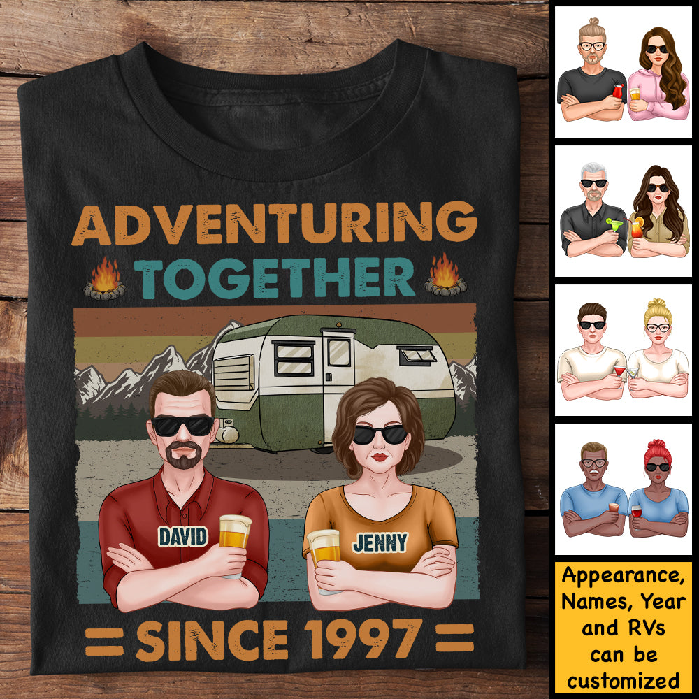 Nous avons vécu des aventures ensemble depuis lors - T-shirt unisexe personnalisé, sweat à capuche, sweat-shirt - Cadeau pour couple, mari femme, anniversaire, fiançailles, mariage, mariage, cadeau de camping