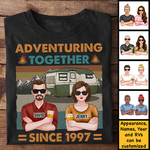 Nous avons vécu des aventures ensemble depuis lors - T-shirt unisexe personnalisé, sweat à capuche, sweat-shirt - Cadeau pour couple, mari femme, anniversaire, fiançailles, mariage, mariage, cadeau de camping