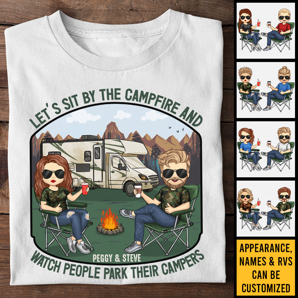 Asseyons-nous près du feu de camp - T-shirt unisexe personnalisé, sweat à capuche, sweat-shirt - Cadeau pour couple, mari et femme, anniversaire, fiançailles, mariage, mariage, cadeau de camping