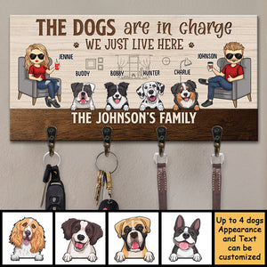 Les chiens sont aux commandes, nous vivons simplement ici - Porte-clés personnalisé, porte-clés - Cadeau pour couples, mari et femme