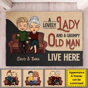 Une charmante dame et un vieil homme grincheux - Tapis décoratif personnalisé - Cadeaux d'anniversaire, cadeau pour couples, mari et femme
