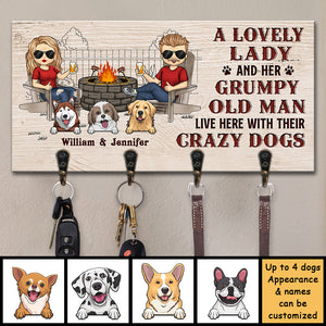 Une charmante dame et son vieil homme grincheux vivent ici avec leurs chiens fous - Porte-clés personnalisé, porte-clés - Cadeau pour couples, mari et femme