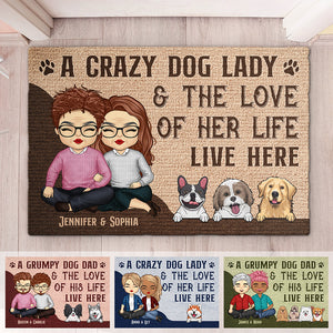 Une folle aux chiens et son amour vivent ici - Tapis décoratif personnalisé - Cadeau pour couple, mari et femme