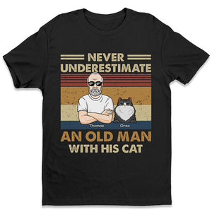 Ne sous-estimez jamais un vieil homme avec ses chats ! T-shirt, sweat à capuche et sweat-shirt unisexe personnalisé avec chat ! Cadeau pour les propriétaires et les amoureux des animaux.