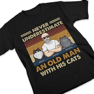 Ne sous-estimez jamais un vieil homme avec ses chats ! T-shirt, sweat à capuche et sweat-shirt unisexe personnalisé avec chat ! Cadeau pour les propriétaires et les amoureux des animaux.