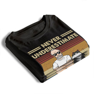 Ne sous-estimez jamais un vieil homme avec ses chats ! T-shirt, sweat à capuche et sweat-shirt unisexe personnalisé avec chat ! Cadeau pour les propriétaires et les amoureux des animaux.