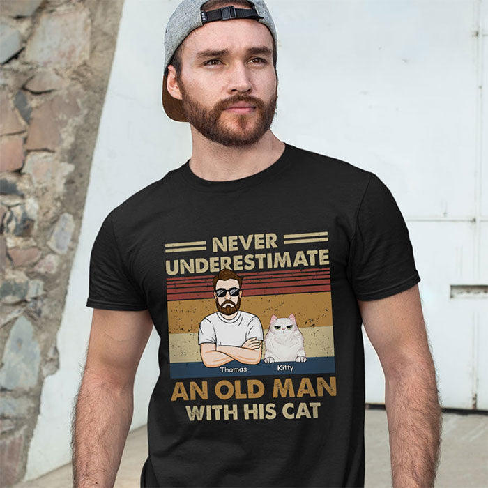 Ne sous-estimez jamais un vieil homme avec ses chats ! T-shirt, sweat à capuche et sweat-shirt unisexe personnalisé avec chat ! Cadeau pour les propriétaires et les amoureux des animaux.