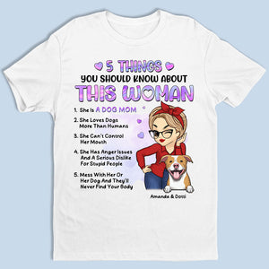 Elle est une maman de chien - T-shirt unisexe personnalisé, sweat à capuche, sweat-shirt - Cadeau pour les propriétaires d'animaux et les amoureux des animaux