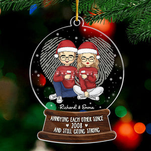 S'agacer et rester forts - Ornement personnalisé pour couple - Boule à neige en acrylique - Cadeau de Noël pour mari et femme, anniversaire