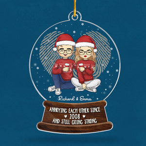 S'agacer et rester forts - Ornement personnalisé pour couple - Boule à neige en acrylique - Cadeau de Noël pour mari et femme, anniversaire