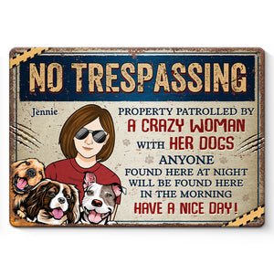 Propriété surveillée par une folle avec son chien - Plaque en métal personnalisée pour décoration d'intérieur - Cadeau de pendaison de crémaillère pour propriétaires et amoureux des animaux