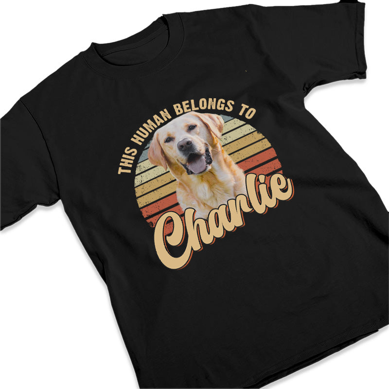 Photo personnalisée « Cet humain m'appartient » - T-shirt, sweat à capuche et sweat-shirt unisexe personnalisé pour chien et chat - Cadeau pour propriétaires et amoureux des animaux