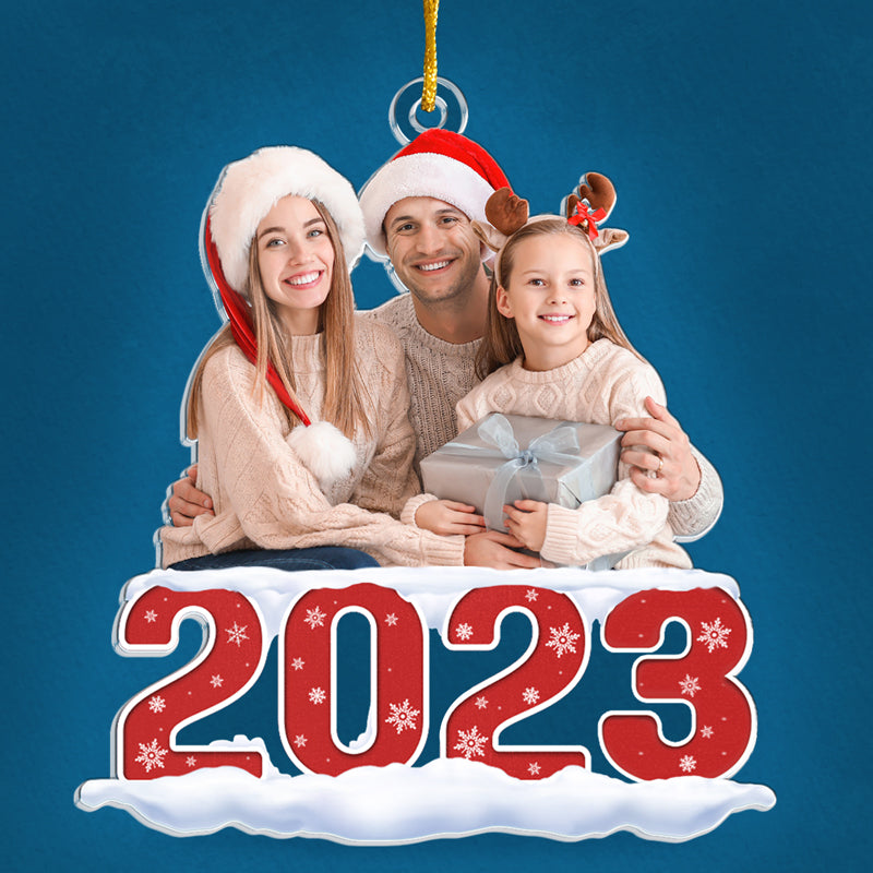 Photo personnalisée Il n'y a pas d'endroit comme l'étreinte de notre famille - Ornement personnalisé personnalisé pour la famille - Forme personnalisée en acrylique - Cadeau de Noël pour les membres de la famille